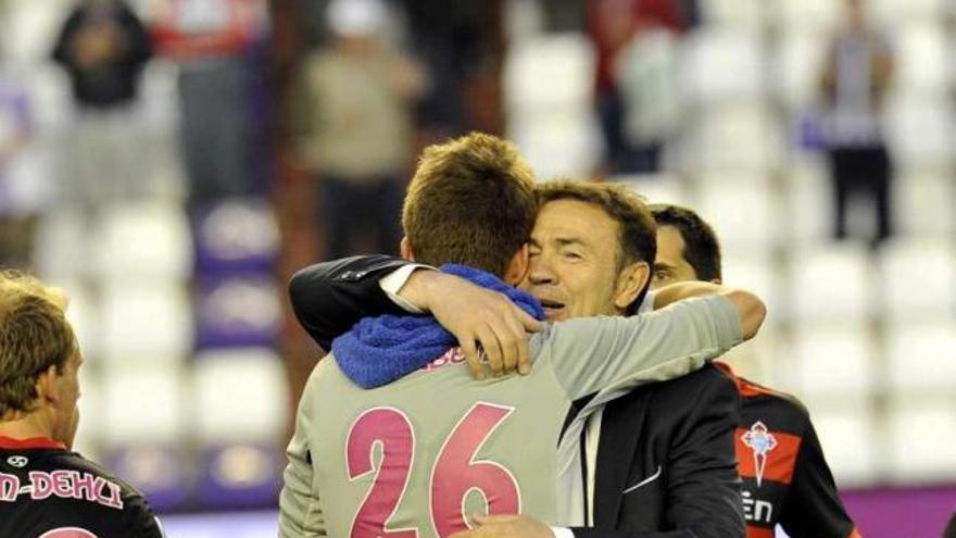 Rubén Blanco se abraza a Abel Resino tras el partido. // LOF