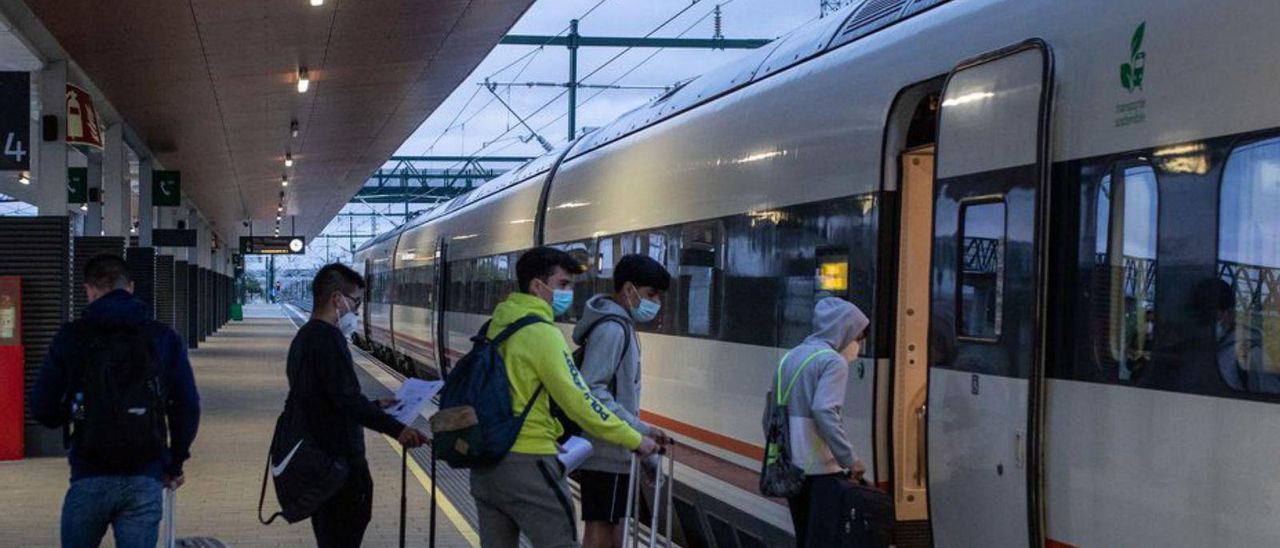 Usuarios de la estación de tren de Zamora.