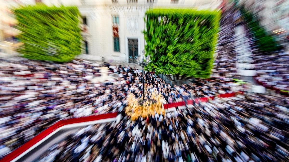 Varios pasos que participan en el Santo Entierro Grande por la Avenida de la Constitución en Sevilla.