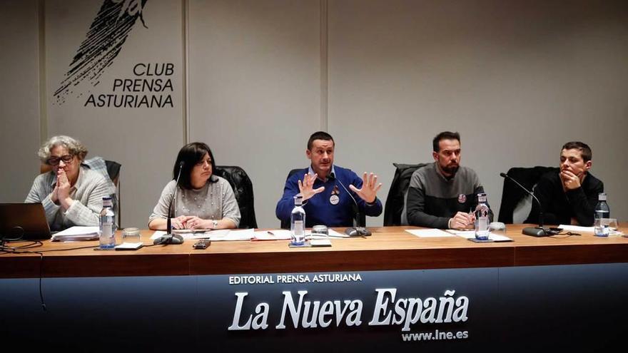 Por la izquierda, la catedrática Julia López, Emma Fernández (UGT), Fernández Lanero, Zapico y Úrsula Szalata, de CC OO, ayer, en el Club Prensa Asturiana de LA NUEVA ESPAÑA.