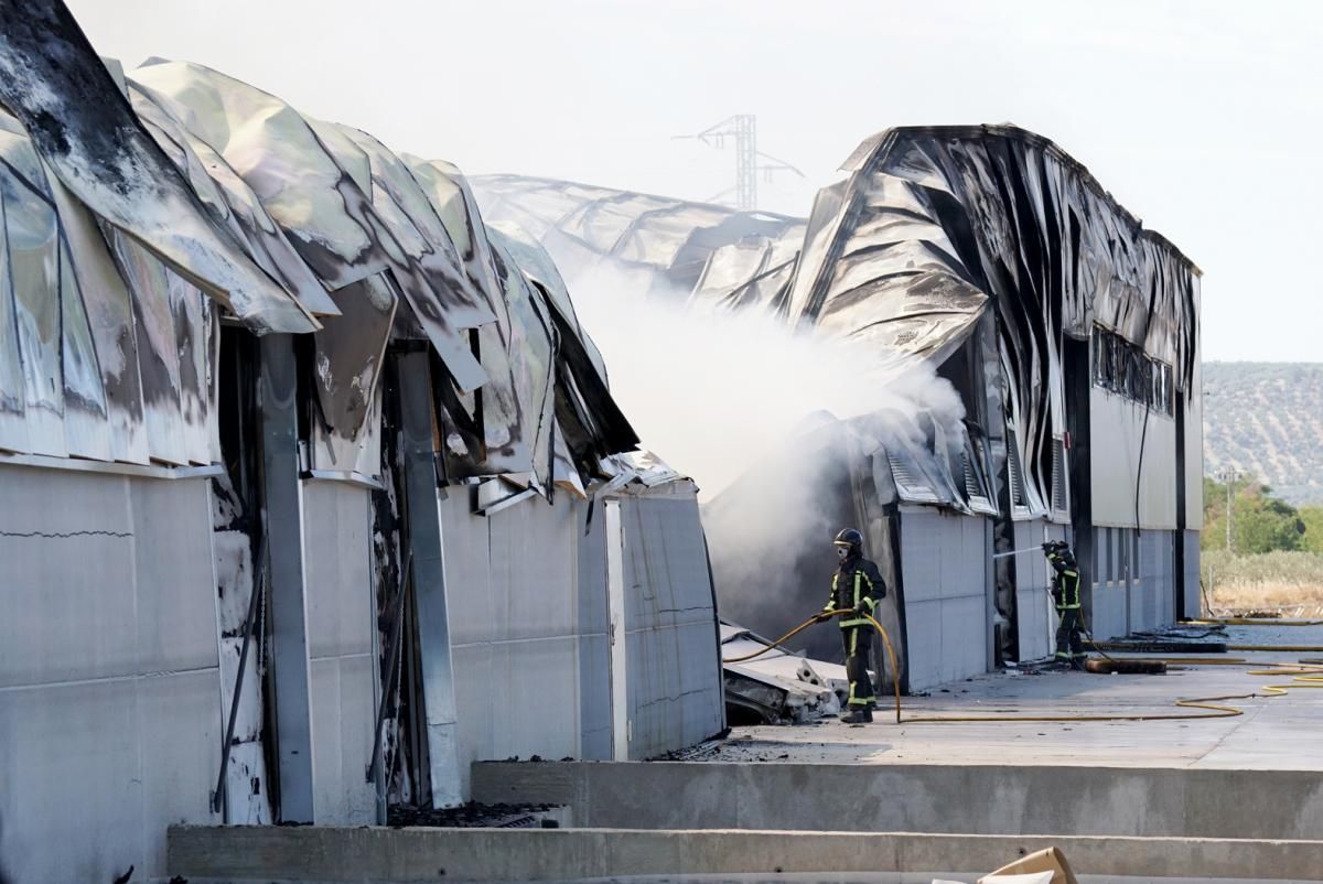 Un incendio arrasa una fábrica de muebles de baño en Villa del Río