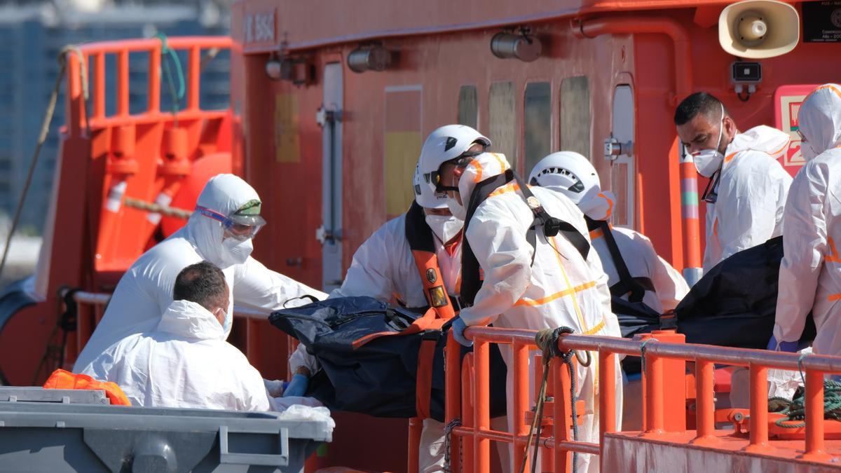 Personal de emergencias desembarca en Arguineguín (Gran Canaria) el único cadáver que pudo recuperar.