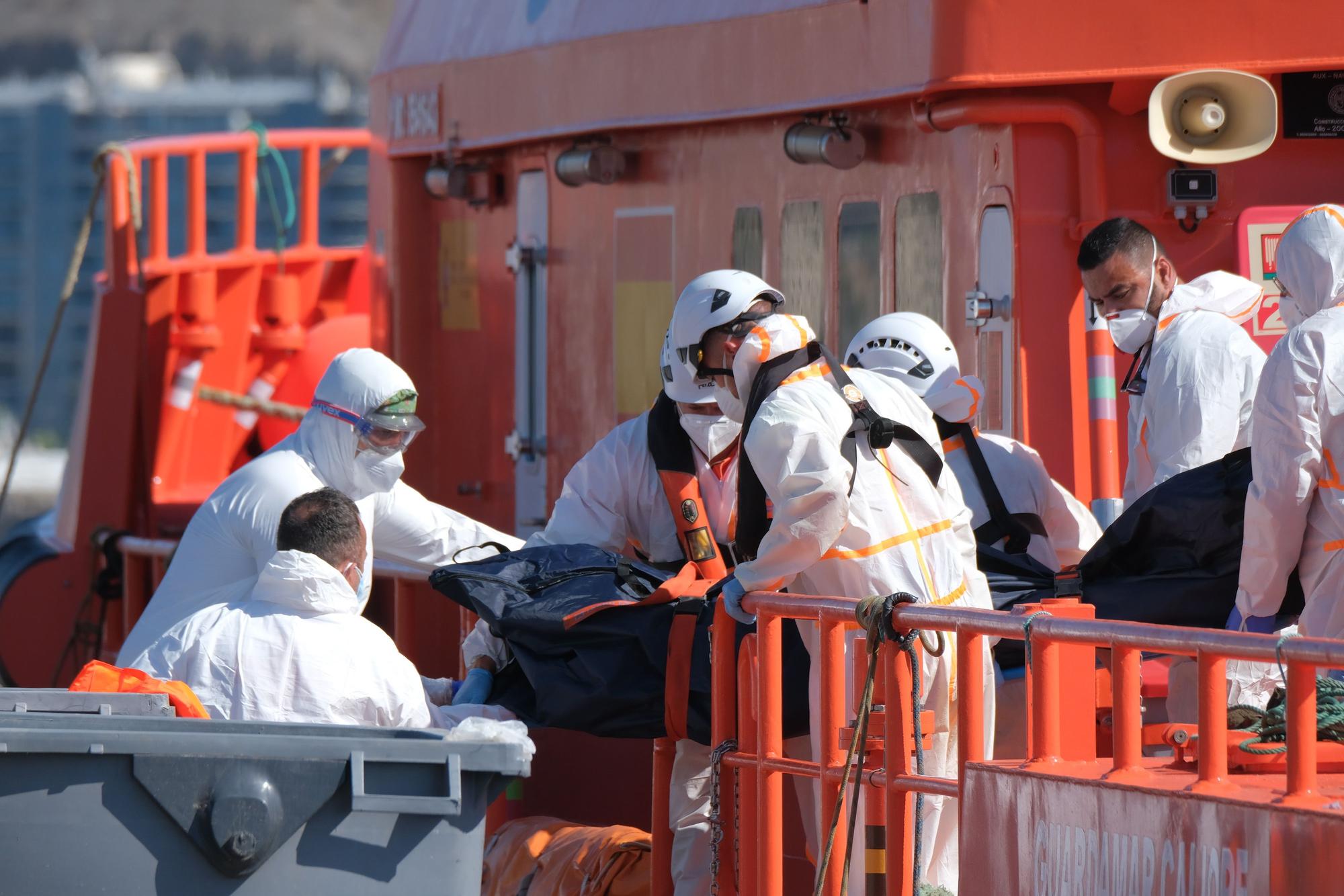 Personal de emergencias desembarca en Arguineguín (Gran Canaria) el único cadáver que pudo recuperar.