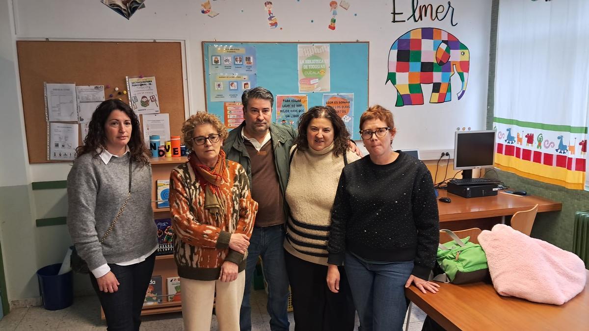 Irene Sanz, Gloria García, Manuel Ferreras, Noemí Zapico y Amarí Pérez en la biblioteca del centro.
