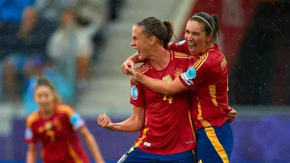 Irene Paredes i Mariona Caldentey celebrant el gol de la central davant Bèlgica