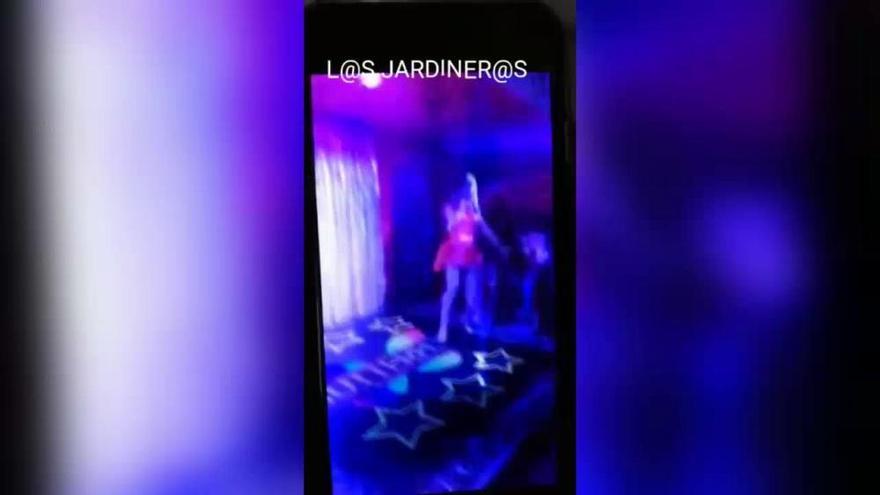 El momento de la caída del suelo de la discoteca de Adeje durante una actuación