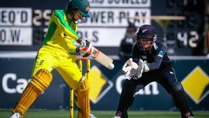 La jugadora australiana Rachael Haynes juega un tiro mientras la wicketkeeper de Nueva Zelanda Katey Martin (R) mira durante el segundo partido de cricket internacional de un día (ODI) entre Australia y Nueva Zelanda en Alan Border Field.
