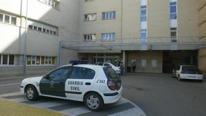 Vehículos de la Guardia Civil, a las puertas del Hospital General en una imagen de archivo. MANOLO NEBOT