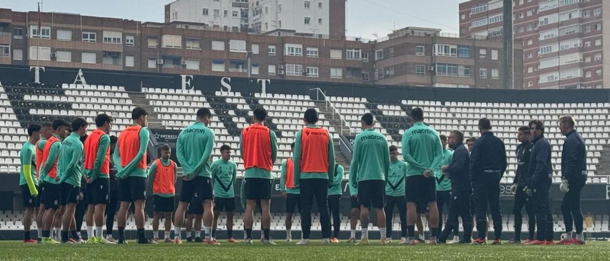 Javi Rey habla con sus jugadores a la finalización del entrenamiento de ayer en el estadio Cartagonova. | FC CARTAGENA