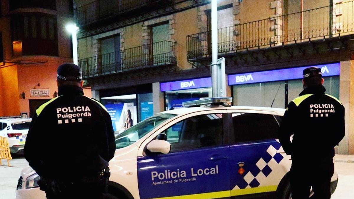 Una patrulla de la Policia Local de Puigcerdà a la plaça de l'Ajuntament