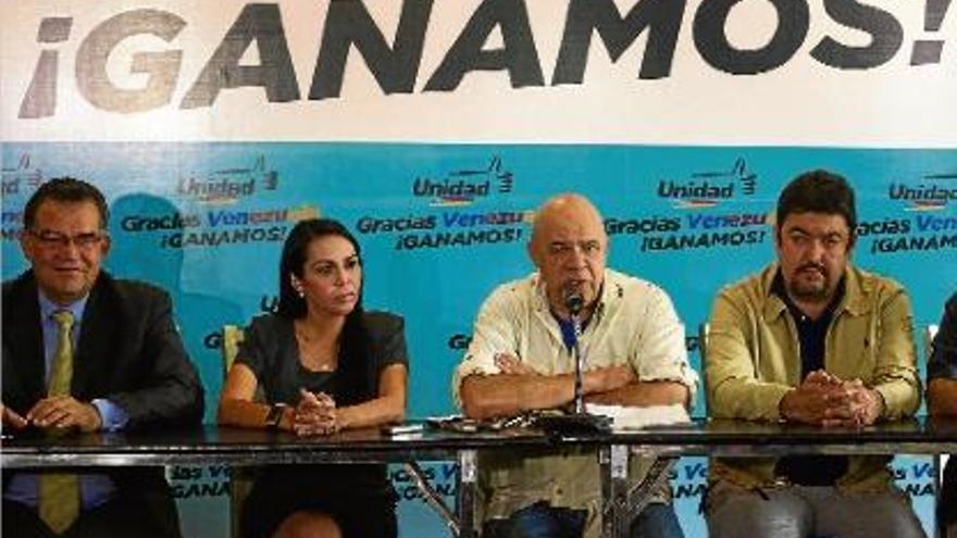 Membres de la Mesa de la Unitat Democràtica van explicar que han aconseguit la «supermajoria».