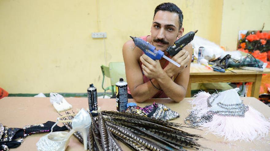 Nauzet Afonso con dos pistolas de silicona, en su taller.