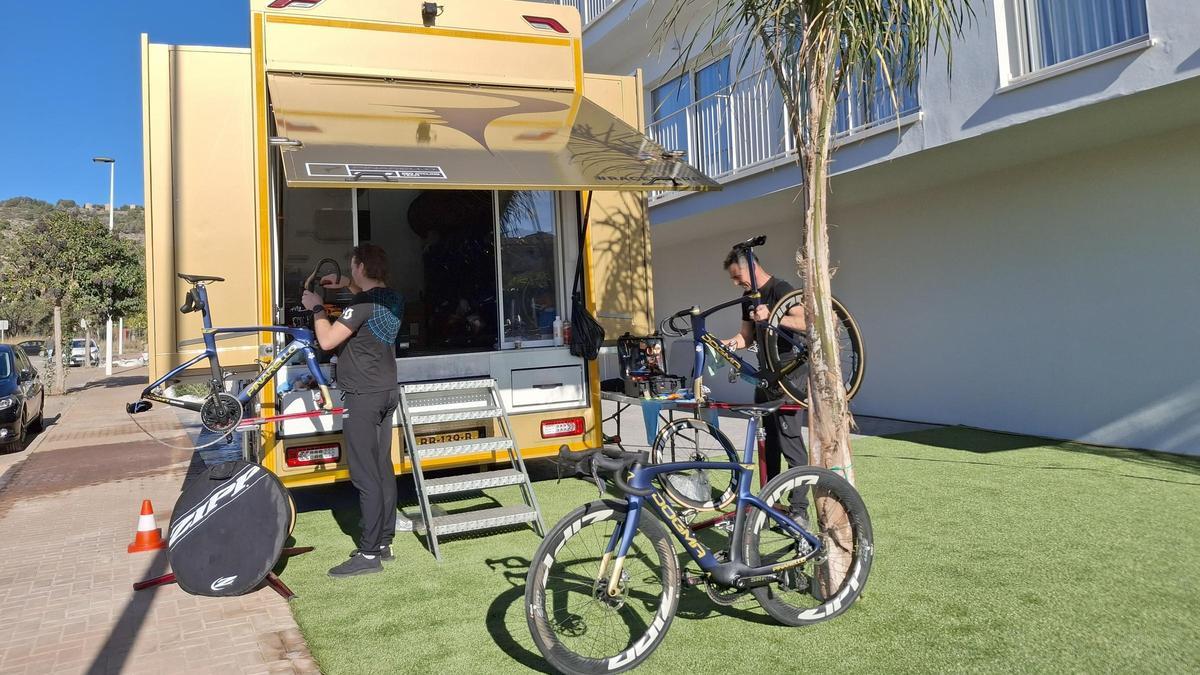Los mecánicos preparan las bicicletas en el exterior del hotel recién inaugurado en Xàbia