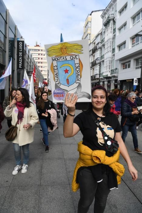 La primera de las manifestaciones convocadas para este 8-M en A Coruña, promovida por CIG, ha recorrido a mediodía las calles del centro de la ciudad.