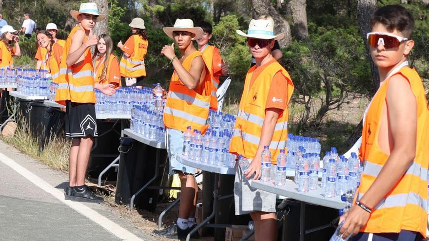 El avituallamiento de agua es imprescindible en una carrera bajo el sol. | J.A.RIERA