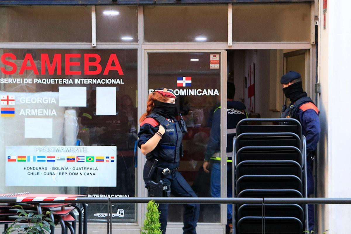 Operación de los agentes en la calle de Serrano de Barcelona