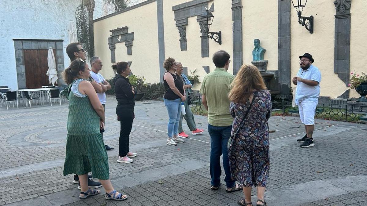 Diego Flores, a la izquierda, cuenta los casos de los esclavos que lograron escapar a los asistentes de su ruta guiada, en el rincón Plácido Fleitas.