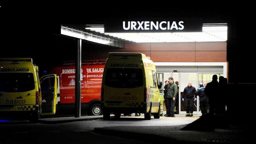 Ambulancias del 061 a las puertas de Urgencias del Hospital de O Salnés. // Iñaki Abella