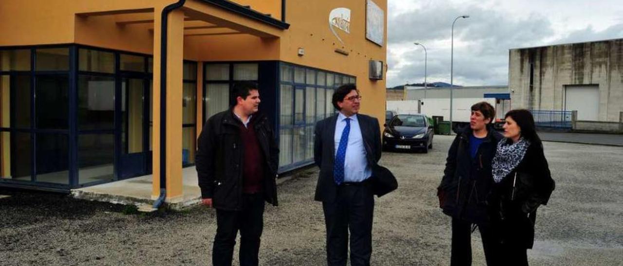 Juan Manuel Revuelta, entre Charlín y Abal, frente al futuro vivero de empresas de Cambados. // I.Abella