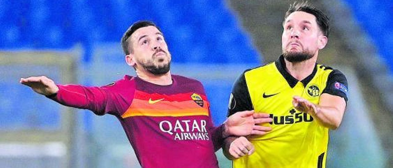 Carles Pérez pelea por un balón con un jugador del Young Boys. // REUTERS