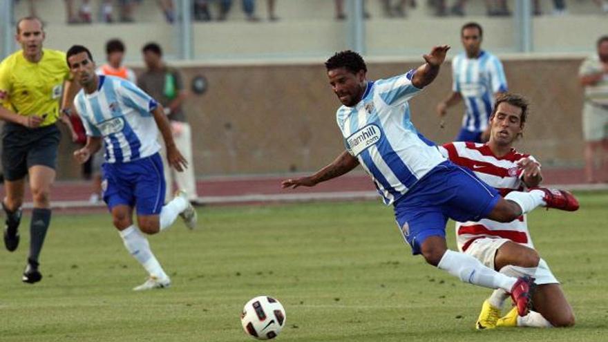 El portugués Eliseu es objeto de una brusca falta, con el malagueño Fernando por detrás.