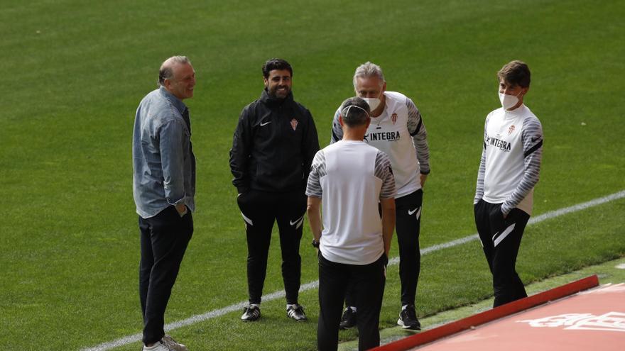 David Gallego, en el centro, durante un entrenamiento en El Molinón.