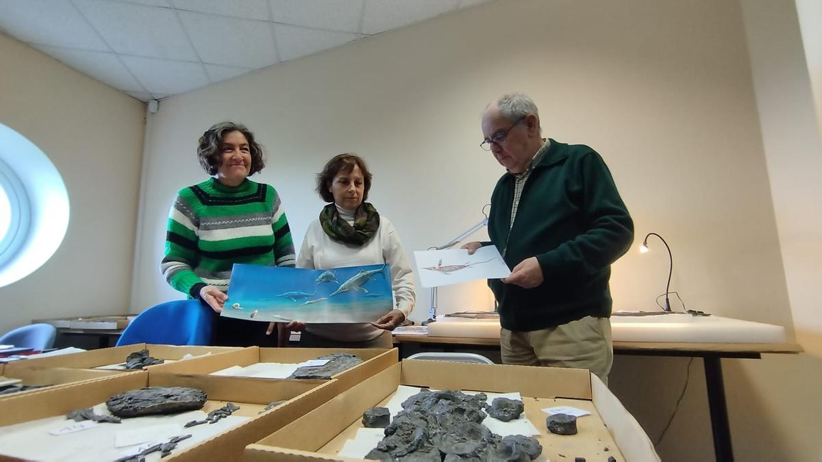 Desde la izquierda, Laura Piñuela, Marta Fernández y Carlos García-Ramos muestran una recreación del reptil marino. | J. Q.