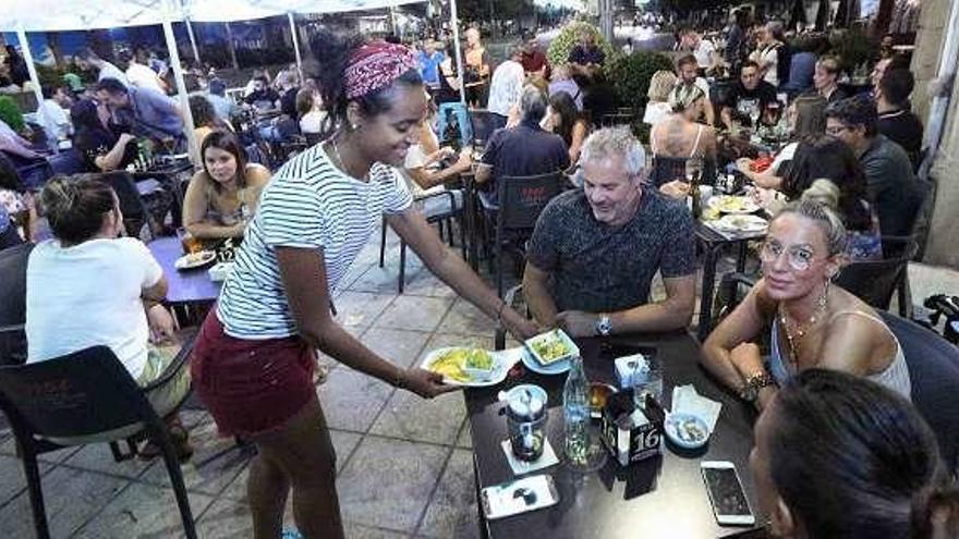 Participantes de la ruta de tapas, ayer, en uno de los locales. // A.H.