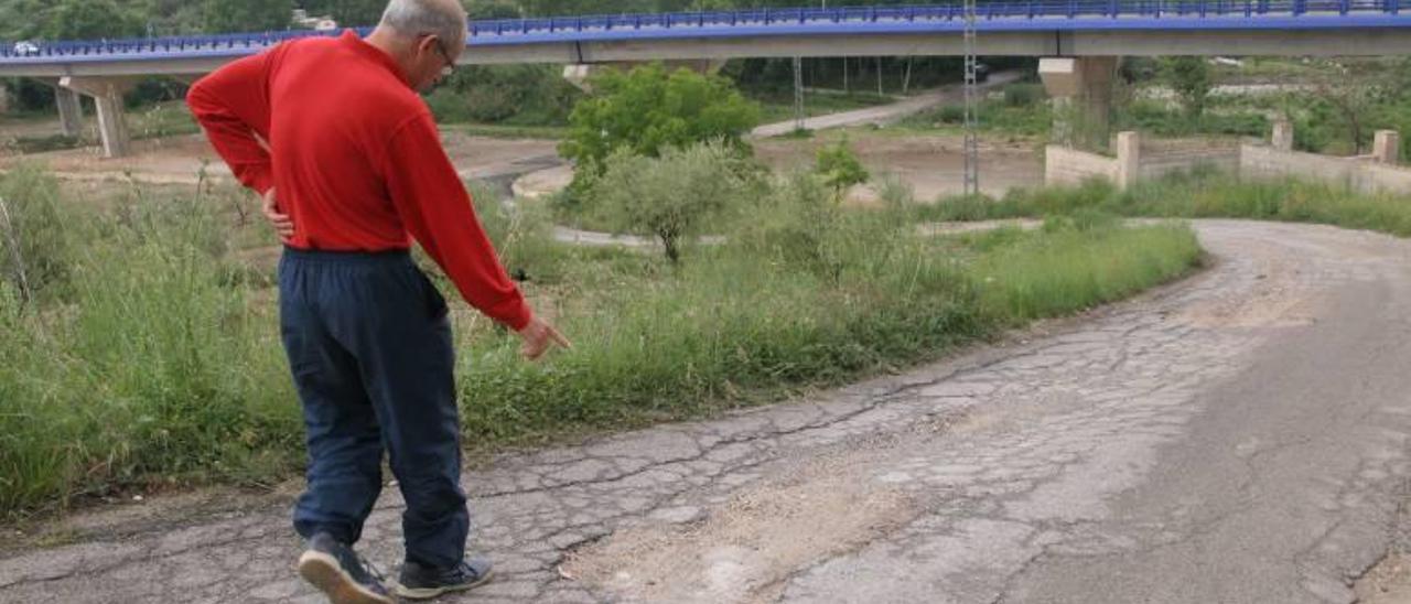 Las obras de la autovía han dejado un rastro en forma de baches y grietas por la red de caminos de la zona.