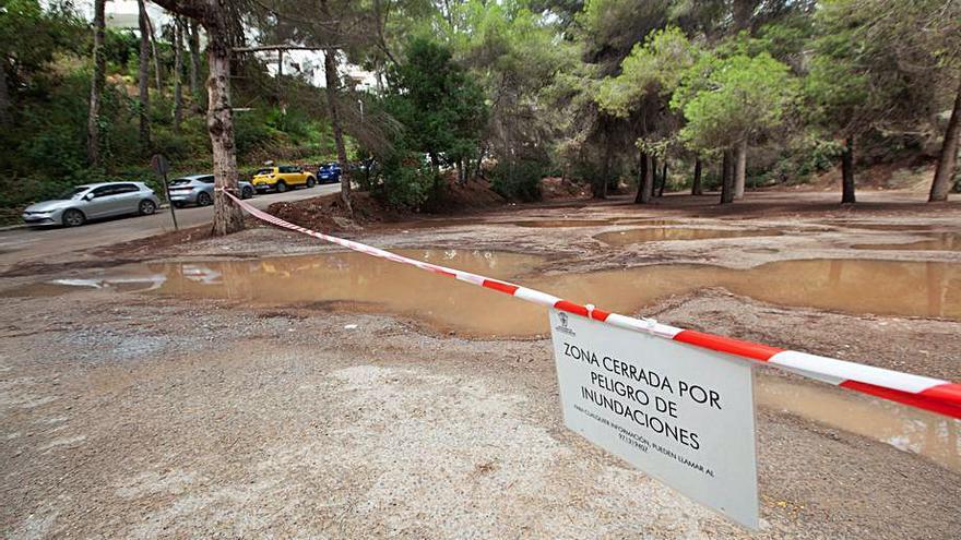 ‘Parking’ de Cala Llenya cerrado por riesgo de inundaciones. 