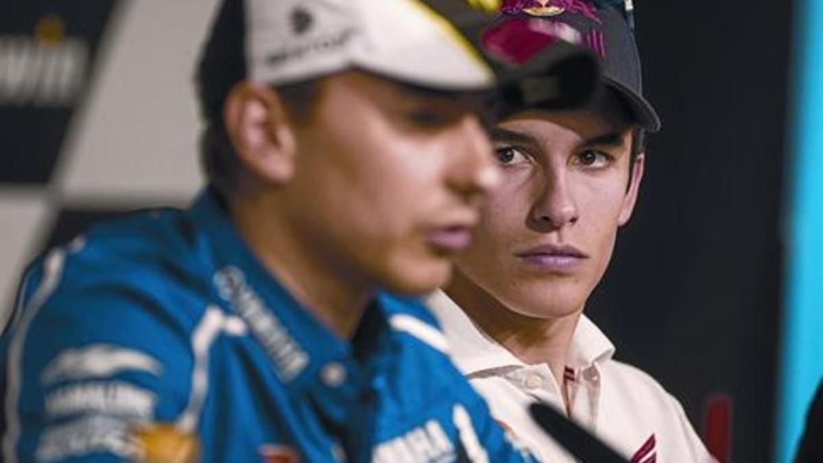 La mirada 8 Marc Márquez mira a Jorge Lorenzo, en la conferencia de prensa previa al GP de Jerez.