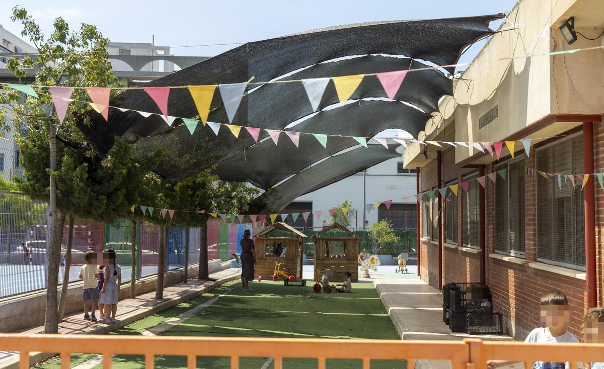 Toldo improvisado en el CEIP San Blas de Alicante.