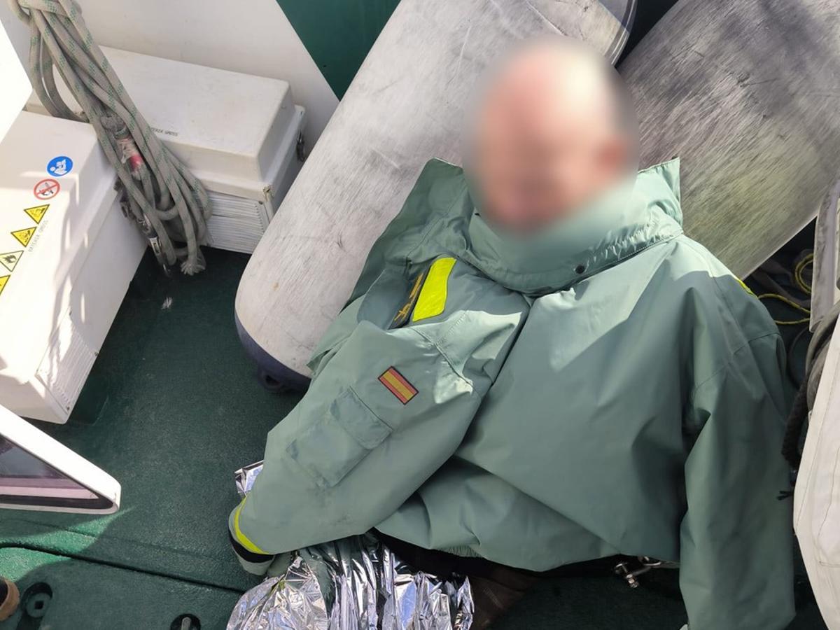 La Guardia Civil facilitó ropa rescatado mientras era trasladado con hipotermia a Alicante.