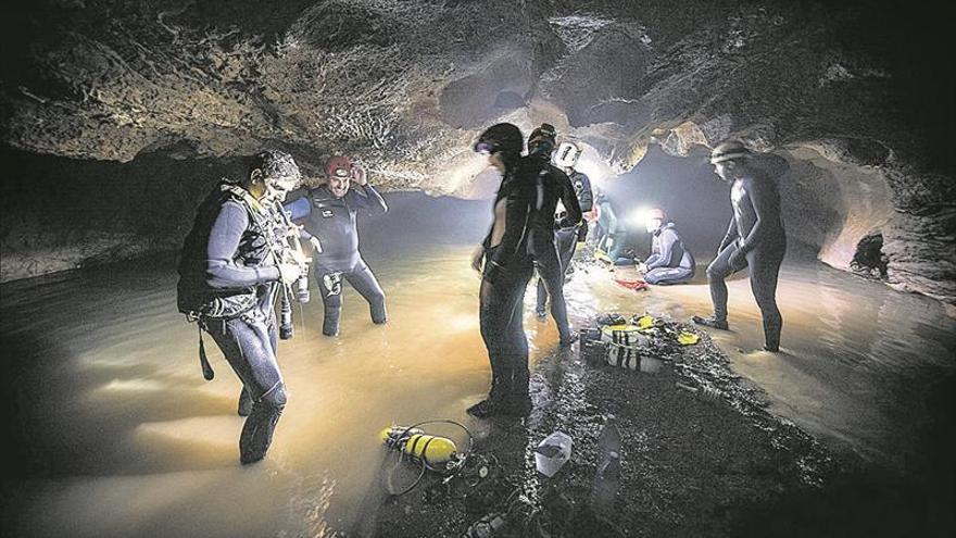 Imagen de una de las últimas expediciones espeleológicas llevadas a cabo en les Coves de Sant Josep.