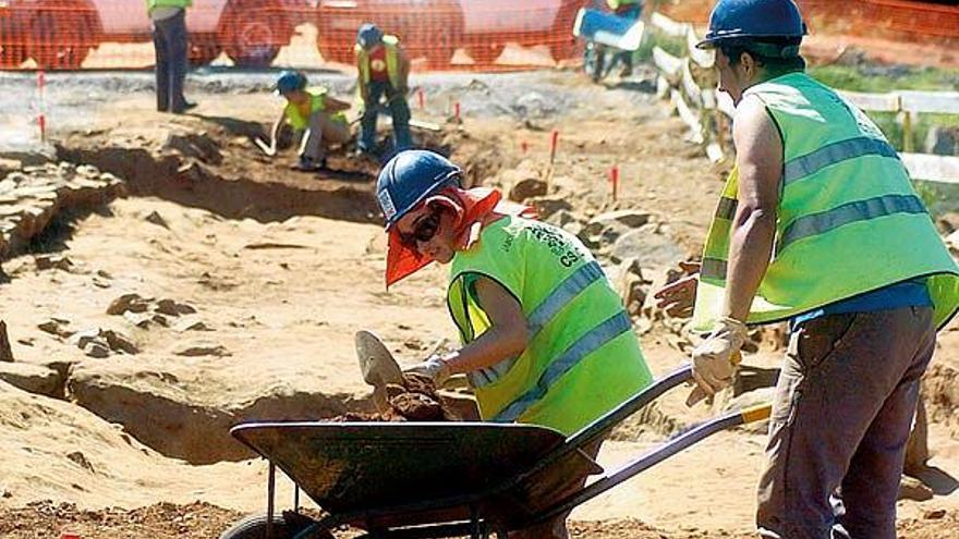 Las excavaciones en la antigua calzada de la Vía da Prata se prolongarán hasta finales de agosto.