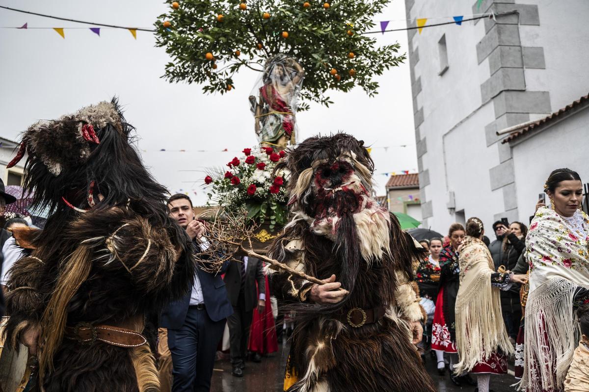 Las Carantoñas acompañan a san Sebastián durante la procesión.