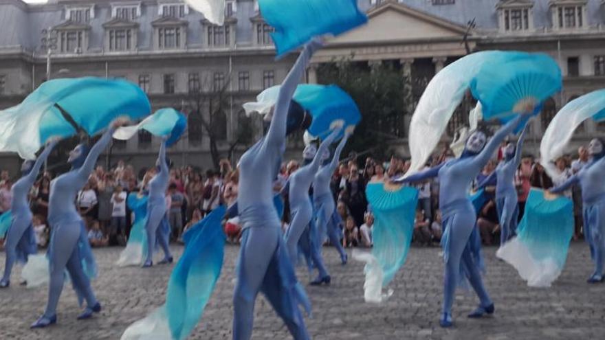 Las bailarinas durante su interpretación de la vistosa coreografía.