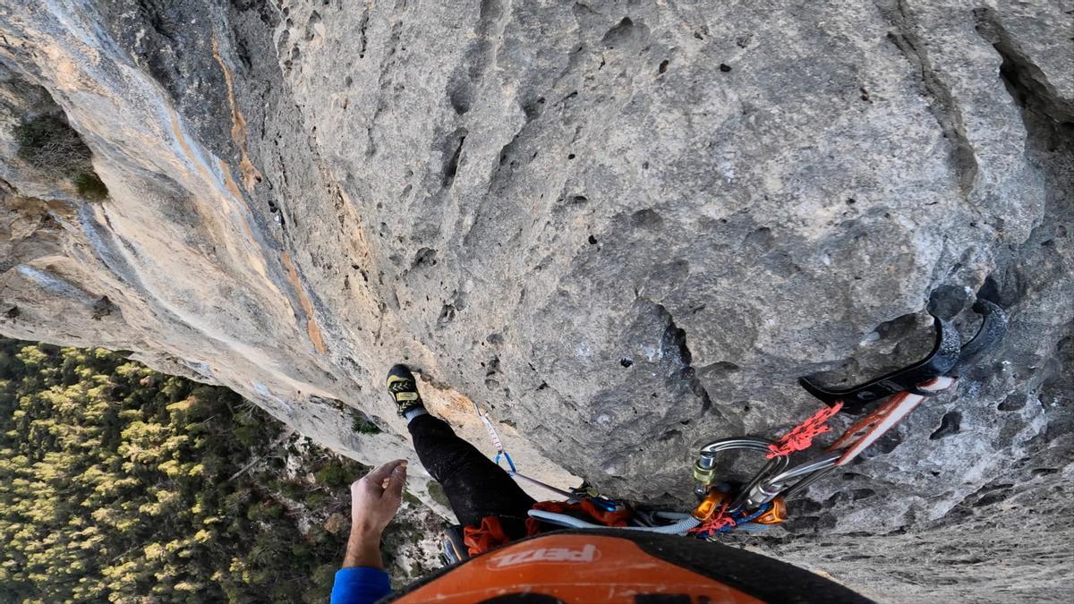 Eneko Pou durante la escalada.