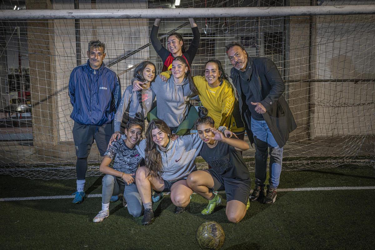 Entrenamiento del primer equipo de fútbol femenino que se crea en el barrio de La Mina