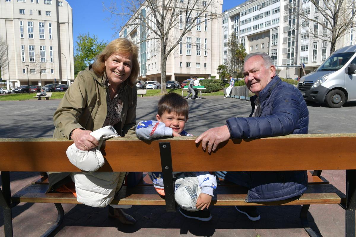 Carmen Campos con su marido y nieto en Louzás