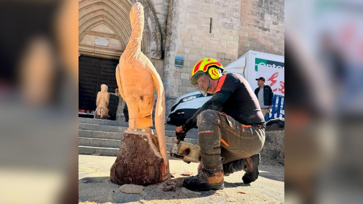 Yosi Fervenza, dando forma a su grulla en el concurso en Álava.
