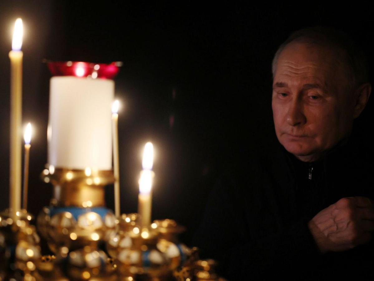 Putin tensa el front de guerra amb Ucraïna mentre Rússia segueix de dol