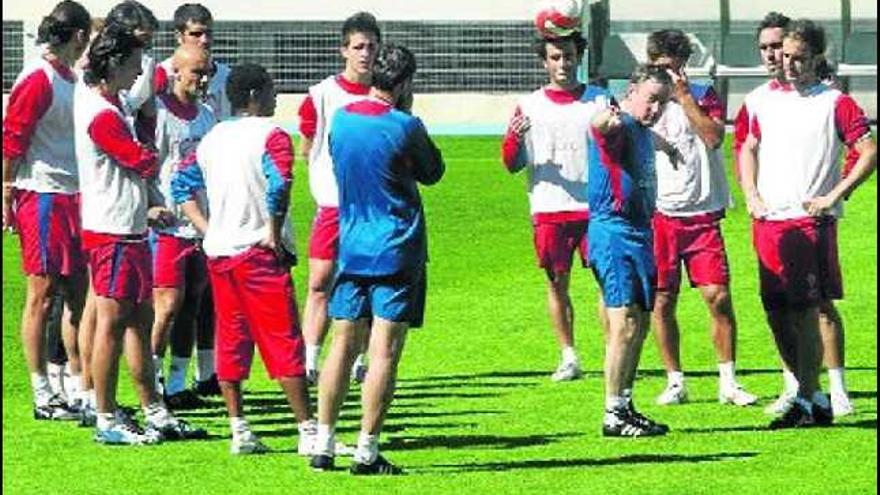 Clemente, a la derecha, da instrucciones a sus jugadores en un entrenamiento realizado en Nueva Condomina