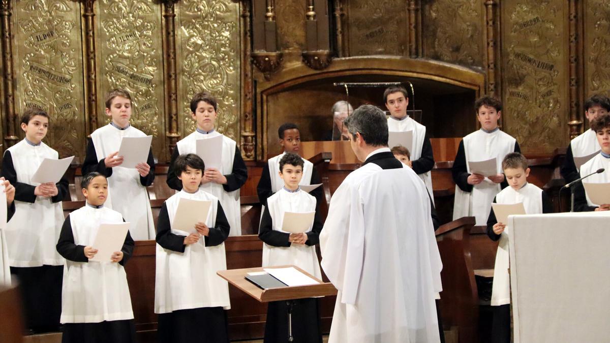 La Escolanía de Montserrat canta la salve compuesta por Albert Guinovart