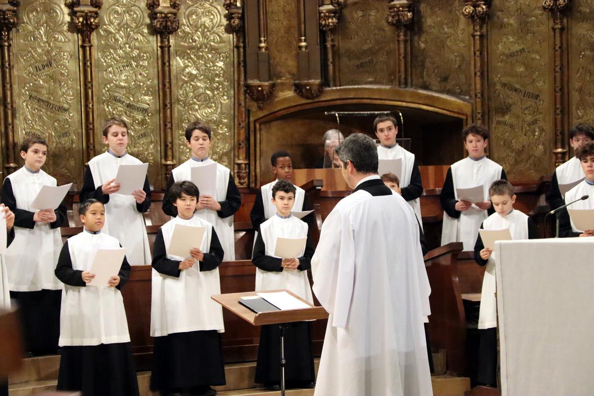 La Escolanía de Montserrat canta la salve compuesta por Albert Guinovart