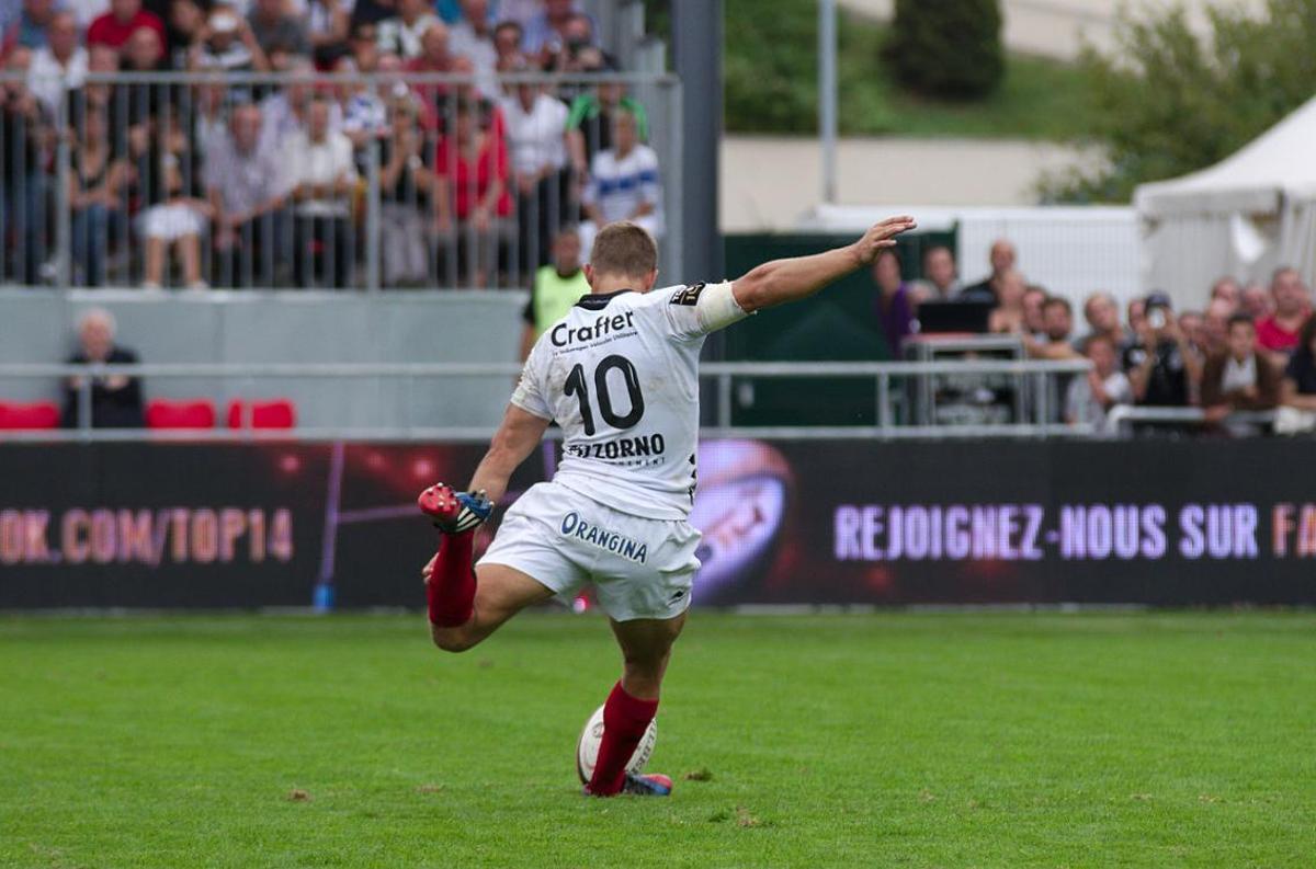 Jonny Wilkinson patea un drop como jugador del club francés Toulon