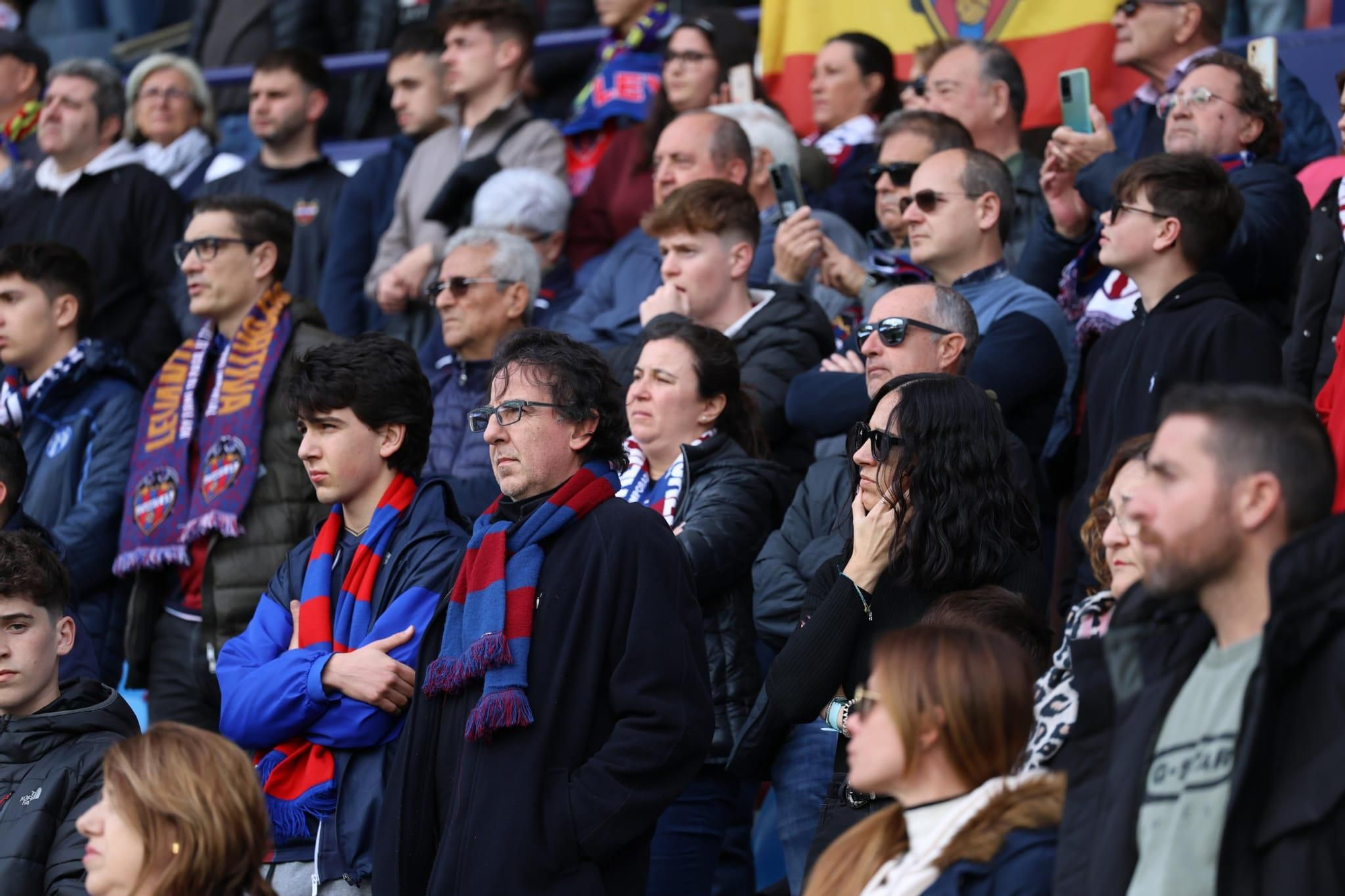 Sentido homenaje del Levante UD a la familia fallecida en el incendio de Campanar