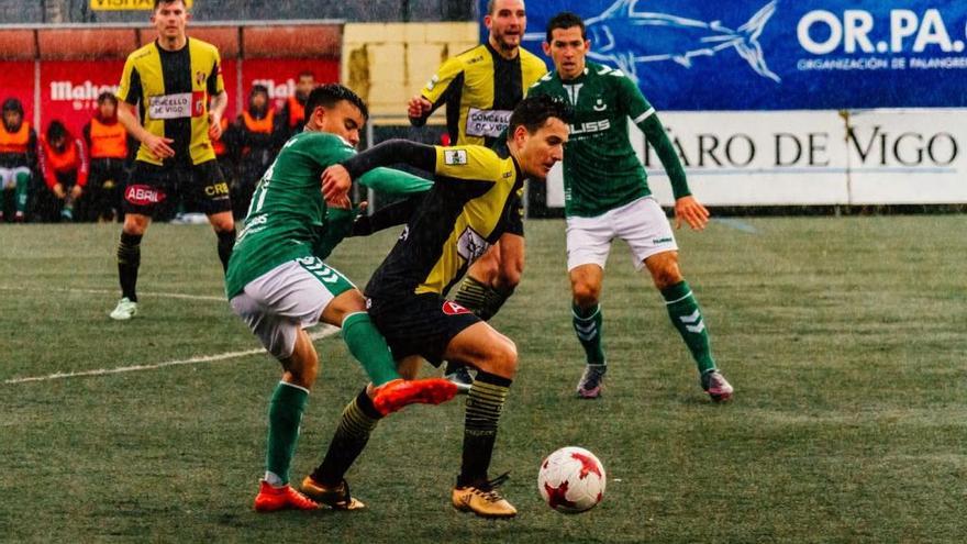 Un  jugador del Rápido protege el balón ante un defensor del Toledo. // @Rapidobouzas