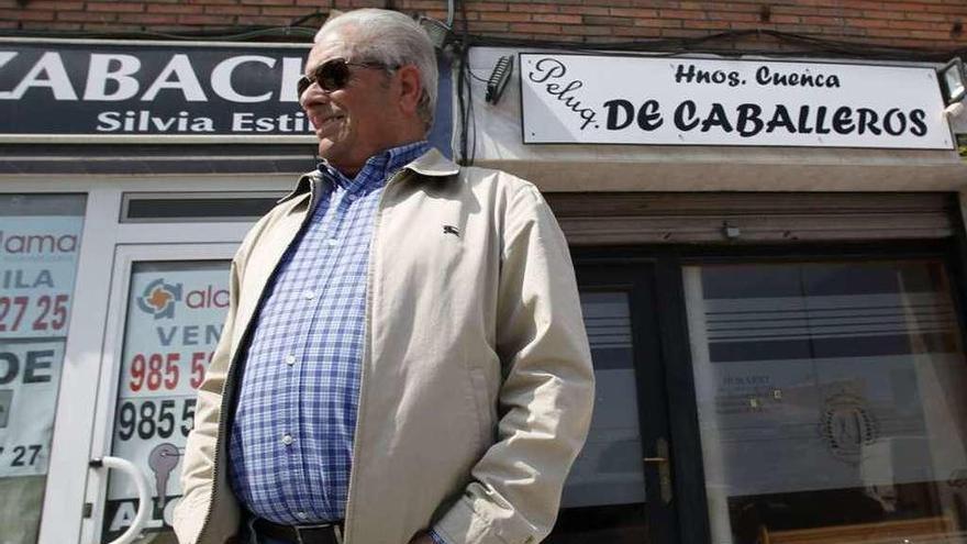 Ricardo López García, en la calle Santa Apolonia, frente a la peluquería en la que trabaja el presunto agresor.