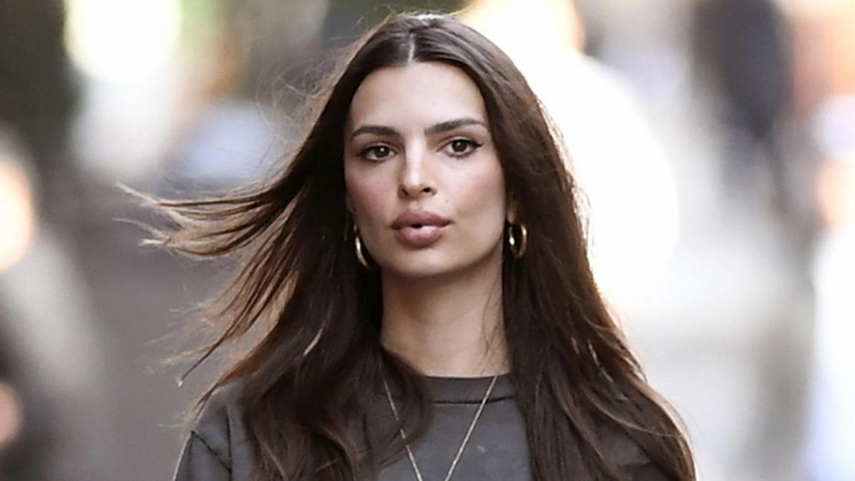 Emily Ratajkowski ha combinado un chándal con el abrigo largo color beige más versátil y elegante del pasado invierno